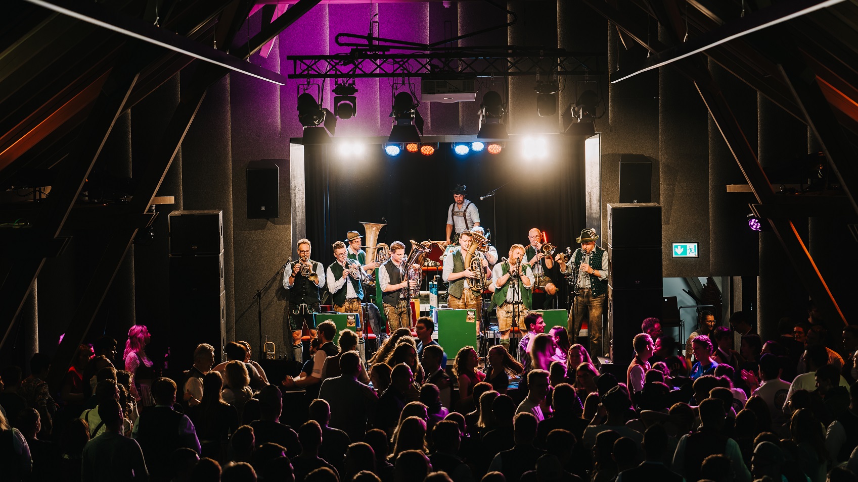Blaskapelle im vollen großen Saal